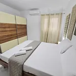 Apartamento Spacious Two Bedroom Close To Promenade With Wifi And Ac