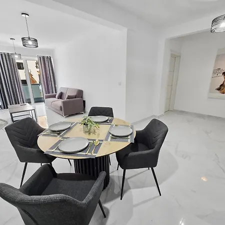 Spacious Two Bedroom Close To Promenade With Wifi And Ac - Apartment
