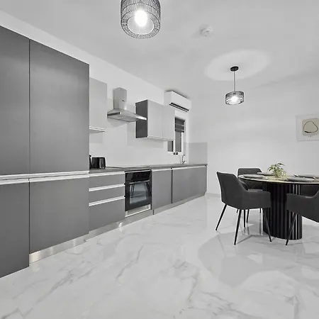 Spacious Two Bedroom Close To Promenade With Wifi And Ac -
