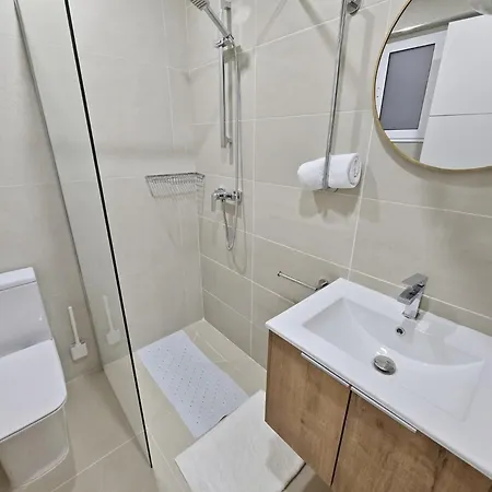 Spacious Two Bedroom Close To Promenade With Wifi And Ac -