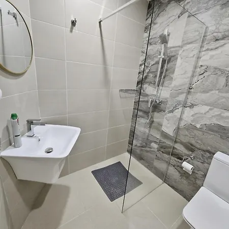 Spacious Two Bedroom Close To Promenade With Wifi And Ac -