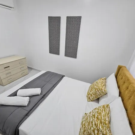 Spacious Two Bedroom Close To Promenade With Wifi And Ac - Apartment