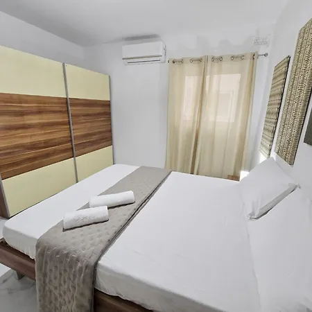 Apartment Spacious Two Bedroom Close To Promenade With Wifi And Ac -